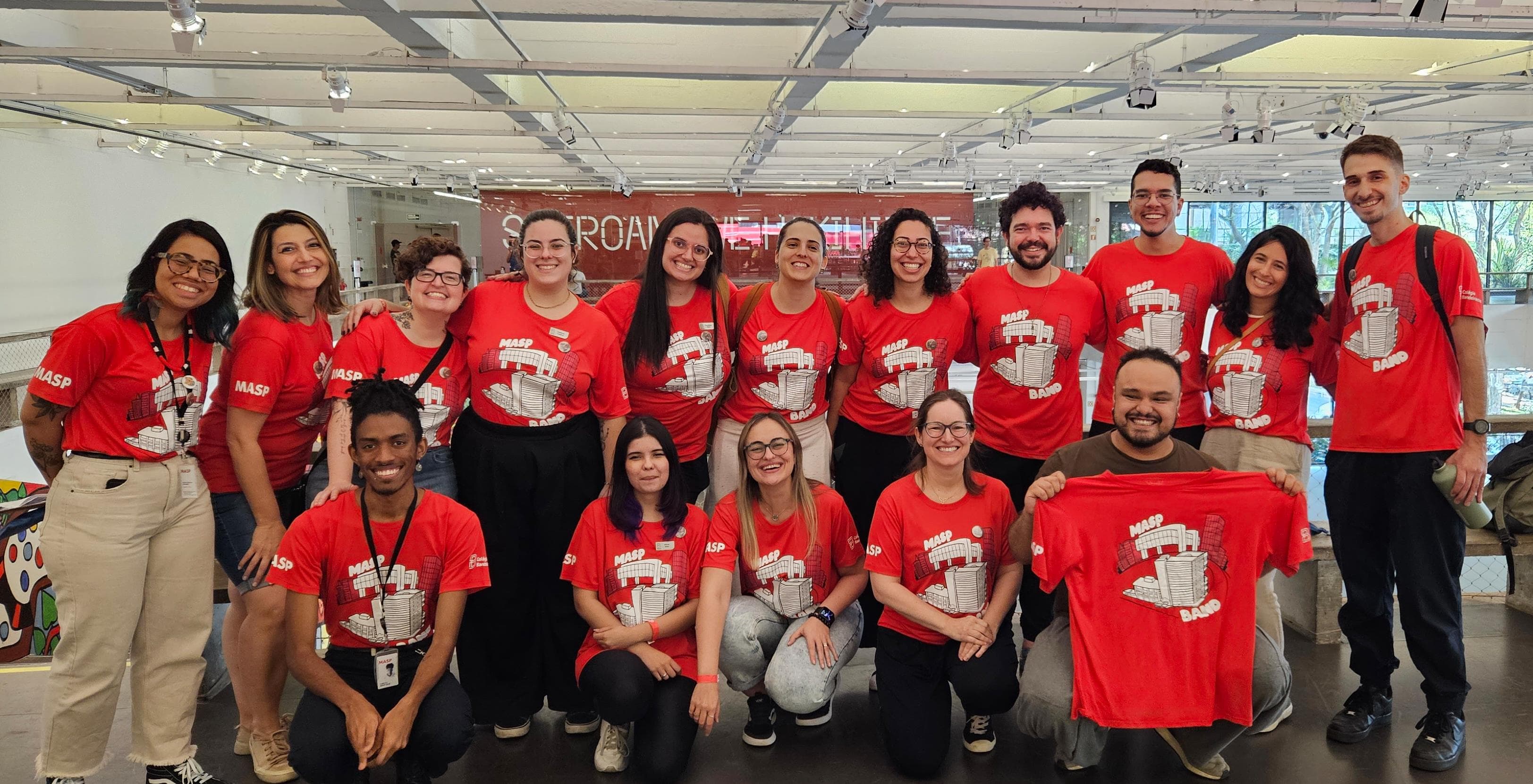 Equipe MASP Ensino e professores do Colégio Bandeirantes em evento com a comunidade escolar, 2023. Foto cedida pelo Colégio.