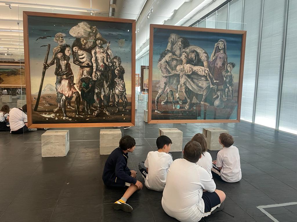 Visita dos alunos do Colégio Dante Alighieri em Acervo em Transformação, 2024. Foto pela equipe MASP Ensino.