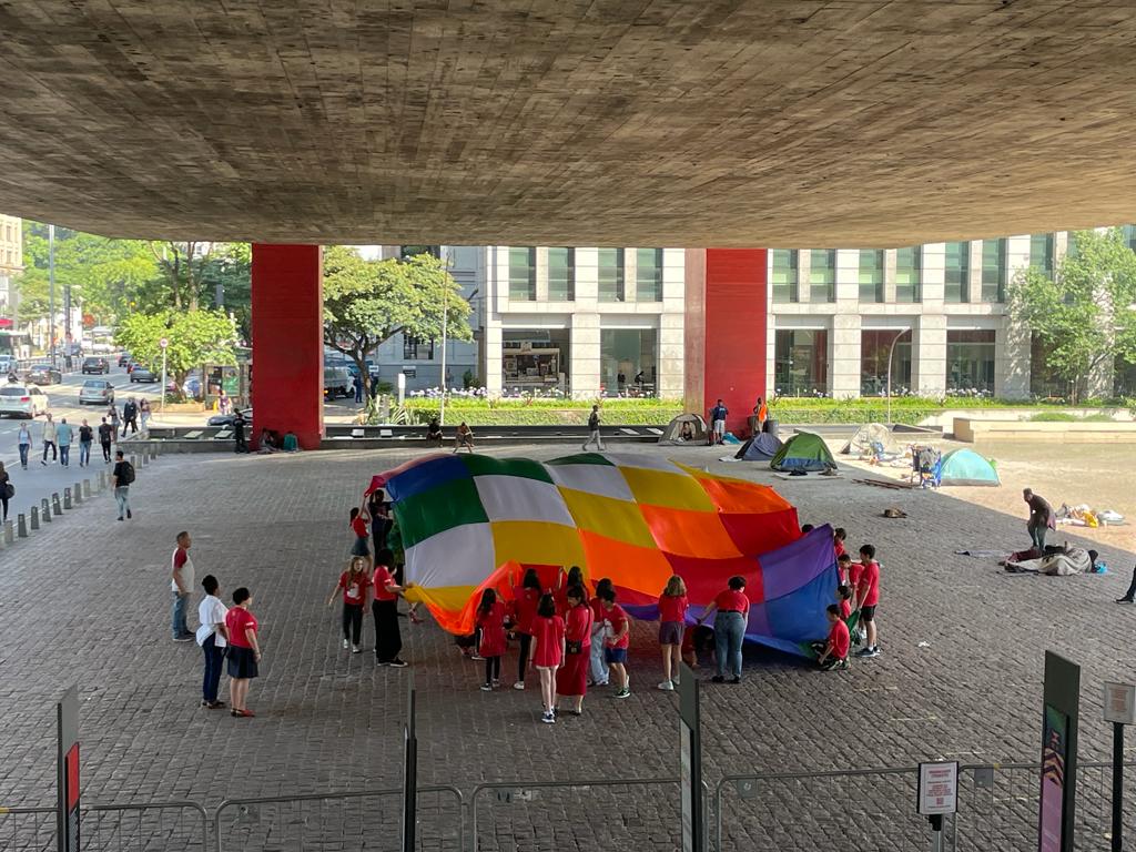 Visita dos alunos do Colégio Bandeirantes em Histórias Indígenas, 2023. Foto pela equipe MASP Ensino.