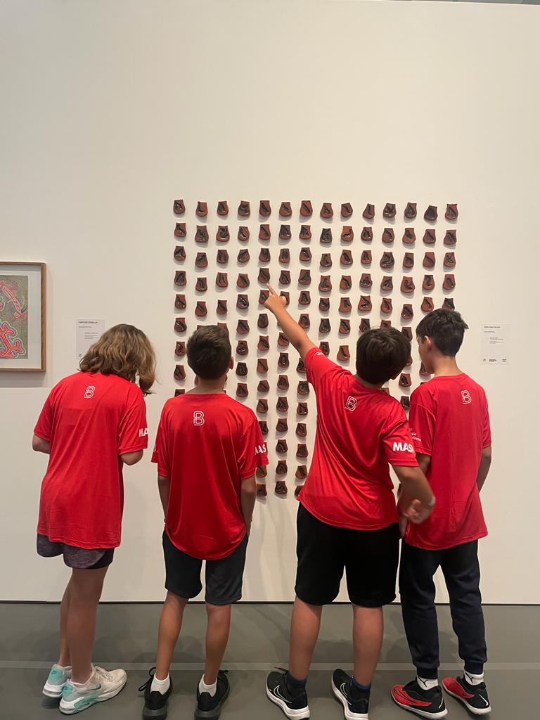 Visita dos alunos do Colégio Beacon em Histórias Indígenas, 2023. Foto pela equipe MASP Ensino.