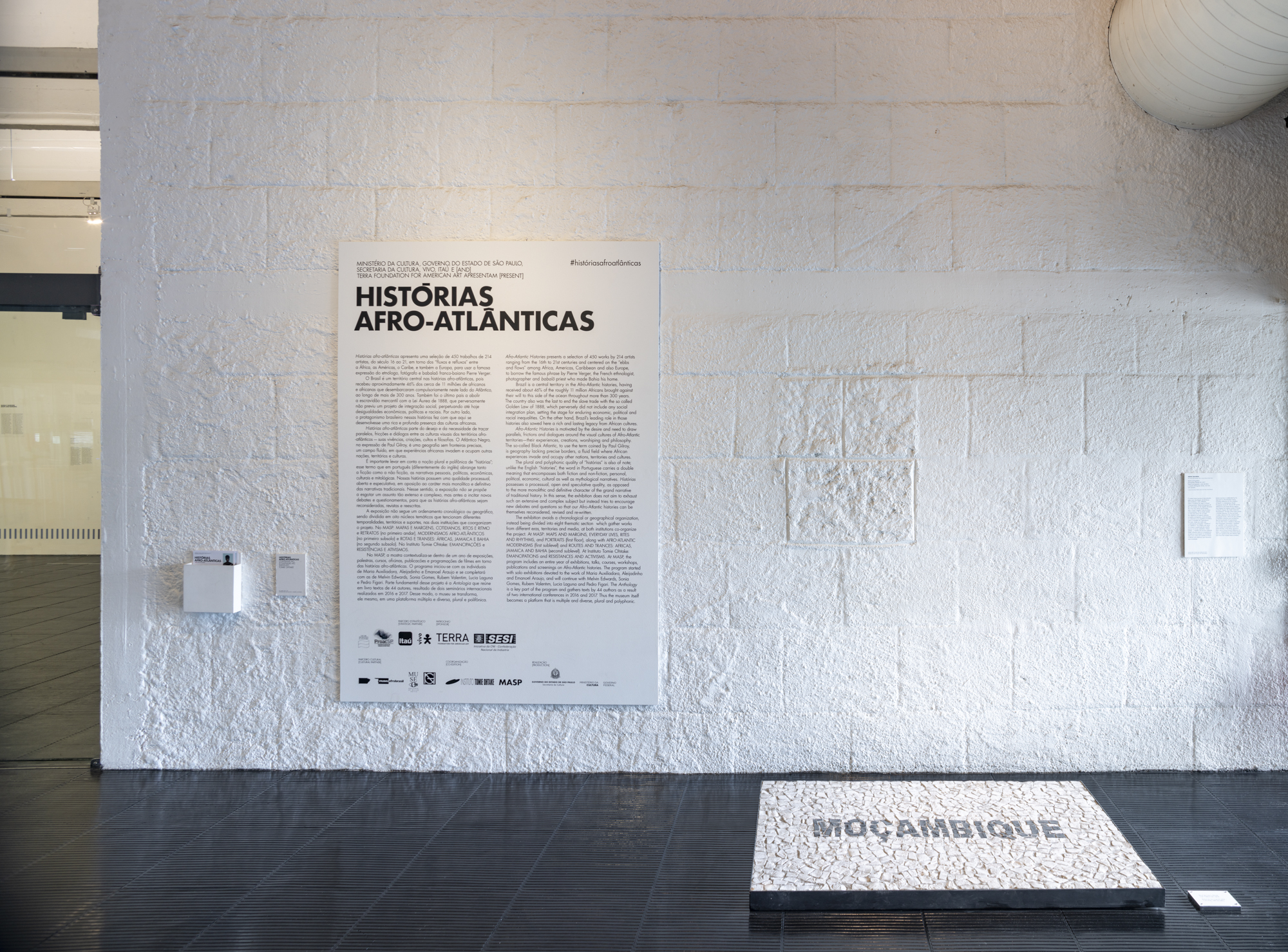 Jaime Lauriano, Pedras portuguesas #3, na exposição Histórias afro-atlânticas