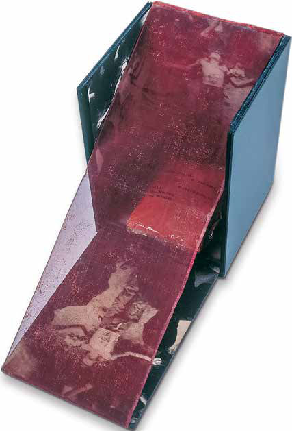 Hélio Oiticica, B 33 Bólide caixa 18 “Homenagem a Cara de Cavalo”, 1965–1966, Coleção Gilberto Chateaubriand, Museu de Arte Moderna do Rio de Janeiro