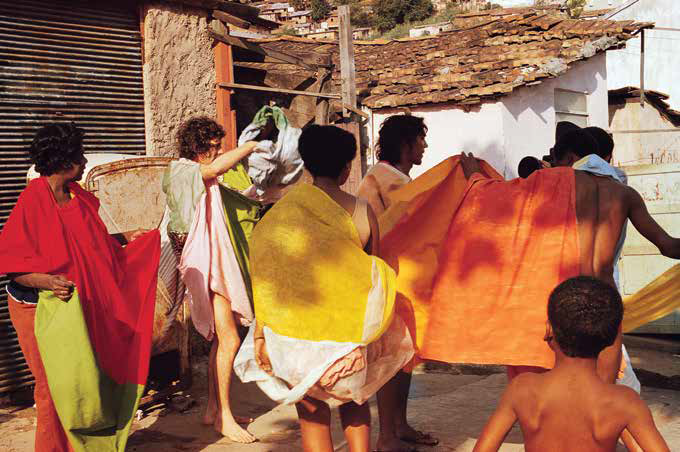 Moradores do morro da Mangueira, no Rio de Janeiro, com Parangolés de Hélio Oiticica durante as filmagens de H.O., de Ivan Cardoso, 1979