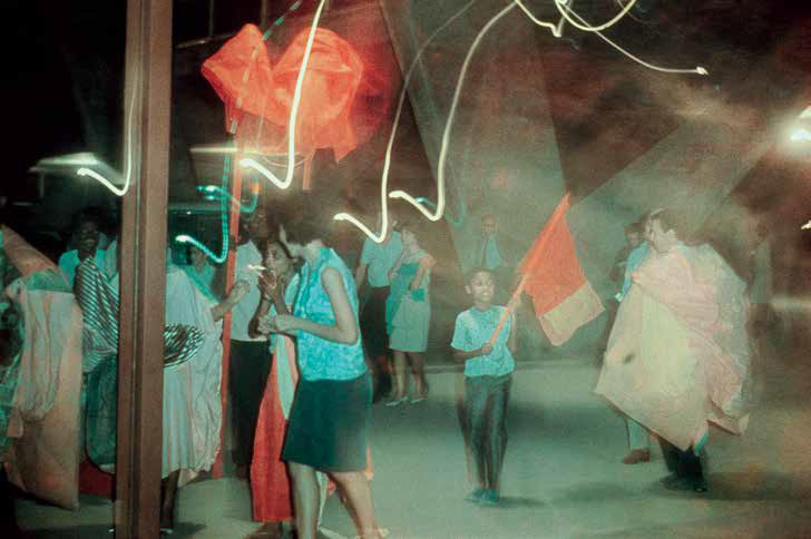 Vista da primeira apresentação dos Parangolés na área externa do Museu de Arte Moderna do Rio de Janeiro, na abertura da exposição Opinião 65, 1965